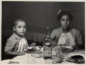 Ritratto di gruppo - Bambino e ragazza a tavola / Milano - Istituto di Assistenza ai Minorenni di via Venini