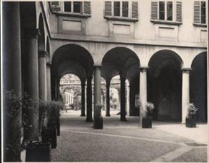 Milano - Palazzo Archinto - Cortile e portico d'ingresso