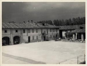 Pantigliate - Cascina Nuova - Aia con casa padronale, grananio e portico