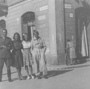 Ritratto di gruppo - Ico Parisi architetto con un commilitone e due donne - Quinzano d'Oglio