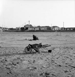 Sicilia - Adulto di spalle seduto sulla spiaggia