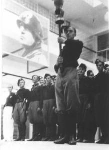Ritratto di gruppo - Fascisti in divisa - Salone delle adunate - Casa del Fascio - Como