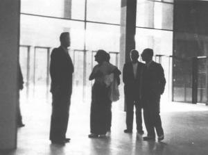 Ritratto di gruppo - Giuseppe Terragni, Massimo Bontempelli e due uomini - Salone delle adunate - Casa del Fascio - Como