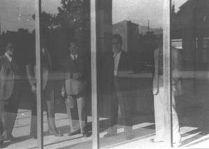 Ritratto di gruppo - Giuseppe Terragni e Mario Radice con tre uomini - Casa Del Fascio - Como