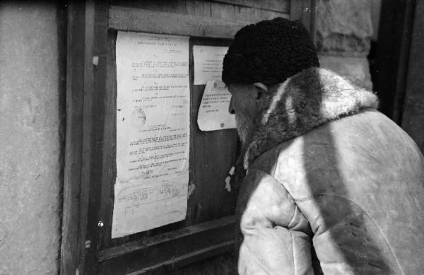 Seconda Guerra Mondiale - Uomo che legge un documento affisso - Fronte russo
