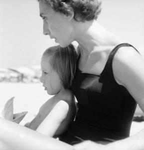 Ritratto di coppia - Donna con bambina in spiaggia