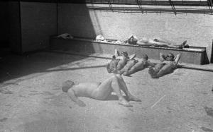 Trieste - Uomini nudi prendono il sole