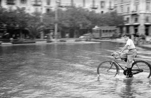Como - Esondazione del 1935 - Ragazzo in bicicletta