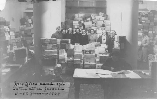 Guerra mondiale 1939-45 / Pacchi postali - Spedizione ai prigionieri di guerra da parte delle infermiere volontarie del Comitato Provinciale di Bergamo della Croce Rossa Italiana -- Bergamo