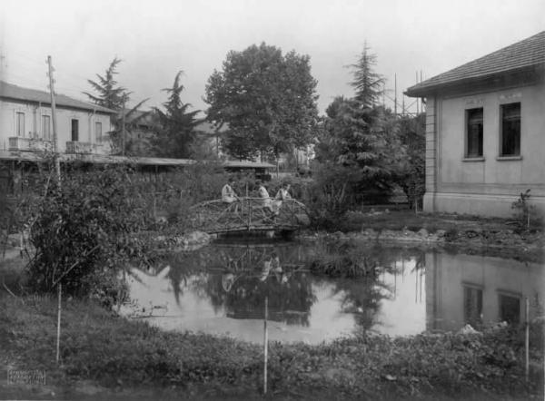 Scuola all'aperto Umberto di Savoia - Giardino e lago artificiale -- Milano - ex Trotter