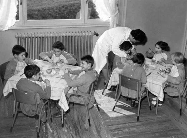 Fanciulli - Alimentazione -- Albino - Centro rieducazione motoria del Comitato Provinciale di Bergamo della Croce Rossa Italiana - Sala da pranzo
