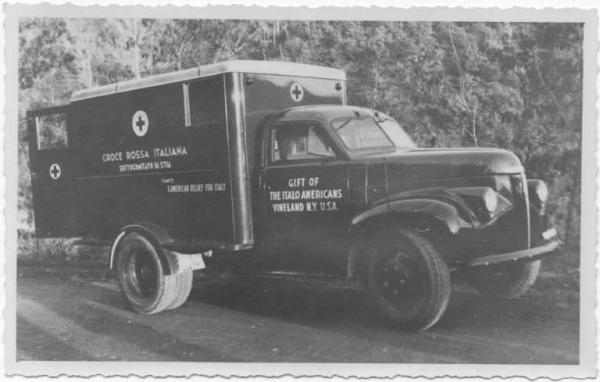 Autoambulanza Dodge - Donazione al Sotto Comitato di Stia della Croce Rossa Italiana da parte della popolazione italo-americana di Vineland N.Y. USA -- Stia