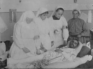Esercito bulgaro - Mutilati di guerra - Assistenza sanitaria da parte di infermiere volontarie della Croce Rossa Bulgara -- Bulgaria - Sofia - Ospedale