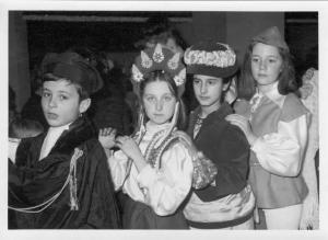 Fanciulli e fanciulle - Costumi di Carnevale -- Bergamo - Teatro Donizetti