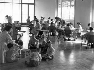 Fanciulli - Giochi educativi -- Albino - Centro rieducazione motoria del Comitato Provinciale di Bergamo della Croce Rossa Italiana - Sala giochi