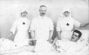 Ferito di guerra - Assistenza sanitaria da parte di un medico e di infermiere volontarie della Croce Rossa Italiana / Tranquilli, Guglielmo