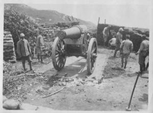 Bombardamenti - Impiego di un obice da parte di artiglieri dell'esercito italiano -- Monte Novegno