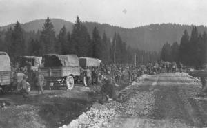 Esercito italiano - Truppe - Trasporto con autocarri - Sosta -- Altopiano di Asiago