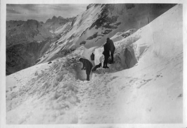 Neve - Sgombero da parte di militari dell'esercito italiano -- Passo Ombrettola