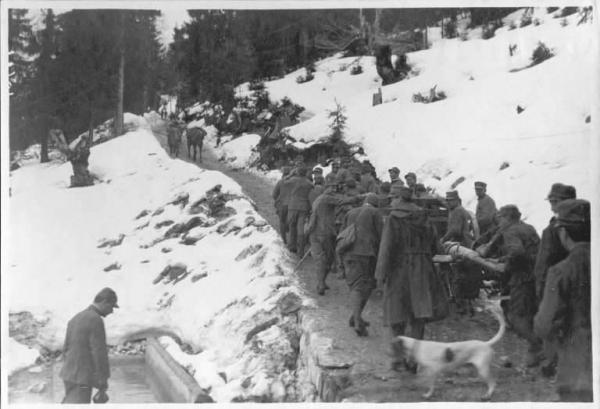 Bocca da fuoco - Trasporto da parte di militari dell'esercito italiano -- Valle Nevea / Neve -- Valle Nevea