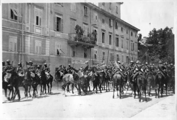 Esercito italiano - Cavalleria -- Gorizia - Strada / Gorizia - Occupazione italiana / Gorizia - Trattoria alle corse