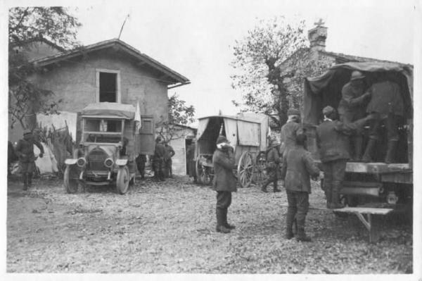 Esercito italiano - Feriti di guerra - Caricamento su autocarri e automobili della Croce Rossa Italiana -- Doberdò del Lago
