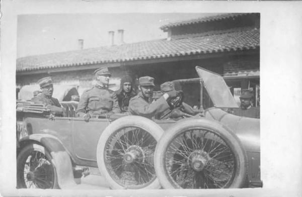 Aviazione militare austriaca - Prigioniero di guerra - Trasporto con automobile da parte di militari dell'esercito italiano -- San Giovanni al Natisone - Medeuzza (frazione)
