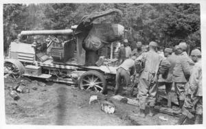Bocca da fuoco - Caricamento su autocarro da parte di militari dell'esercito italiano -- Altopiano di Asiago
