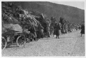 Mortai - Trasporto - Mascheramento bellico da parte di militari dell'esercito italiano -- Slovenia - Monte Sabotino - Strada montana