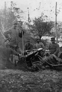 Bombardamenti - Impiego di un mortaio da parte di artiglieri dell'esercito italiano