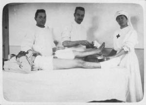 Piedi - Congelamento - Assistenza sanitaria a un militare dell'esercito italiano da parte di medici e infermiera volontaria della Croce Rossa Italiana
