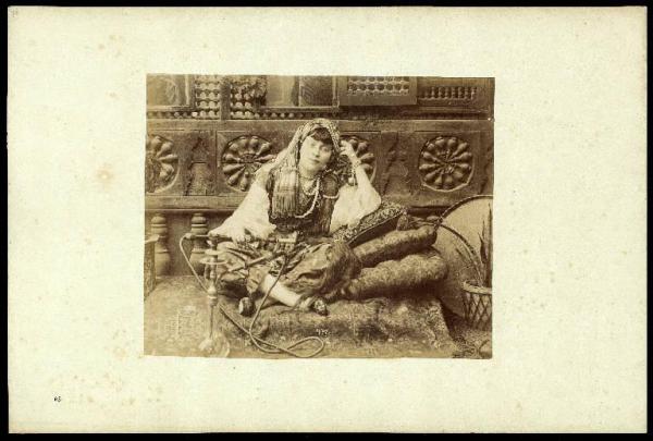 Ritratto femminile - Donna con narghilè seduta su cuscini - Egitto