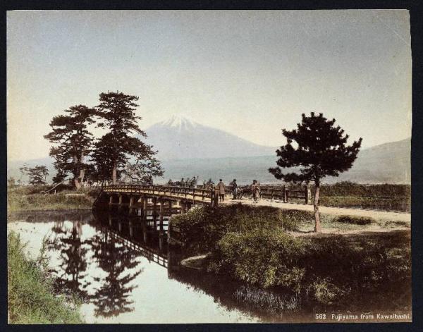 Giappone - Kawai - Monte Fuji visto dal ponte in legno / Ritratto di gruppo - Giapponesi con carri e richsaw