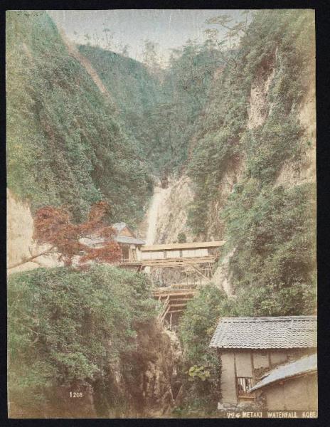 Giappone - Kobe - Cascate Nunobiki - Salto della cascata Metaki, ponte coperto e casa da tè