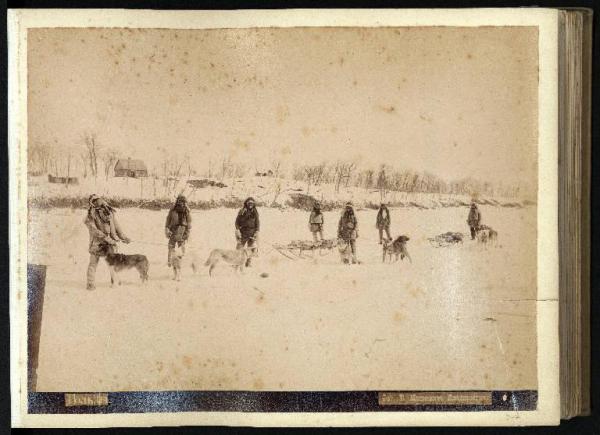 Ritratto di gruppo maschile - Uomini con due slitte da neve e mute di cani per il traino - Russia - Valdivostock