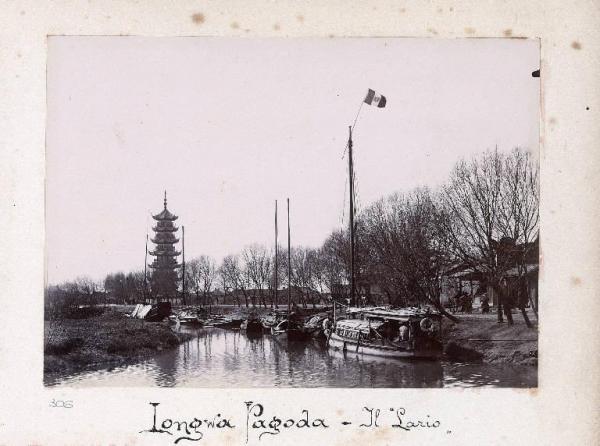 Cina - Shanghai - Houseboat Lario in navigazione su un canale e pagoda Longwa