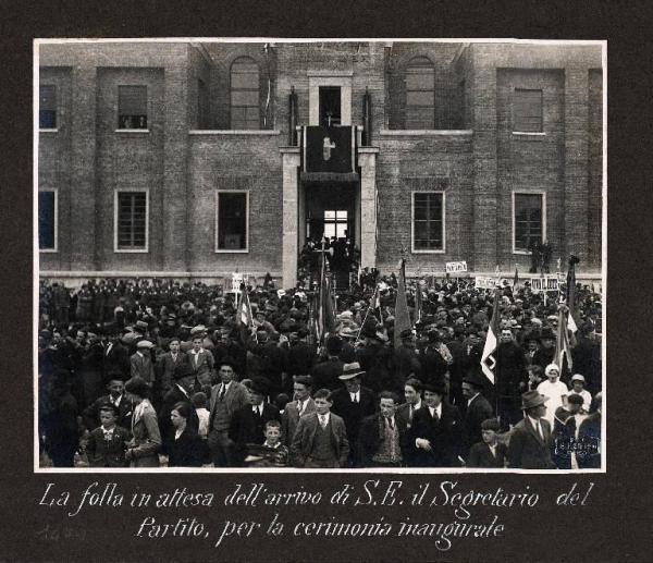 Villasanta - Cerimonia di inaugurazione del Palazzo Comunale - Popolazione di fronte al Palazzo Comunale