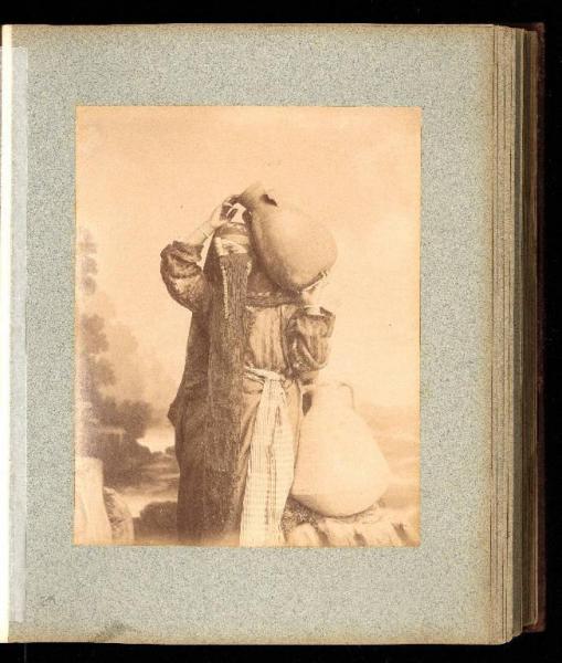 Ritratto femminile - Donna velata con due anfore - Egitto