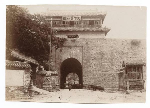 Cina - Shan Khai Kwan - Porta orientale delle mura fortificate della città di Shan Khai Kwan
