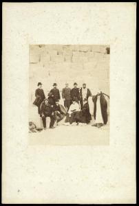 Ritratto di gruppo - Turisti occidentali e guide locali ai piedi della piramide di Cheope: da destra, Fanny Camperio e Marie Siegfried Camperio - Egitto - Il Cairo (località di Giza)