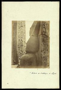 Sito archeologico - Egitto - Luxor - Tempio di Amon, Mut e Khons - Obelisco e dorso della prospiciente statua colossale di Ramses II