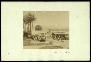 Egitto - Assuan - Stazione ferroviaria con treno a vapore in sosta / Ritratto di gruppo - Un uomo occidentale e cinque uomini egiziani