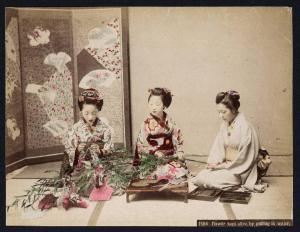Ritratto femminile di gruppo - Tre donne preparano ornamenti floreali - Giappone