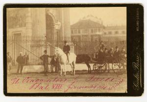 Ritratto di gruppo maschile - G. Tucci a cavallo in compagnia di altri uomini in carrozza in Piazza Sempione (?) - Milano