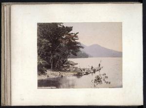 Giappone - Nikko - Veduta del lago Chuzenji con pontile ed imbarcazioni / Ritratto di gruppo - Due pescatori giapponesi