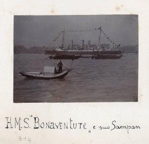 Cina - Shanghai - Fiume Huangpu - Incrociatore HMS Bonaventure della Reale Marina Britannica e sanpan