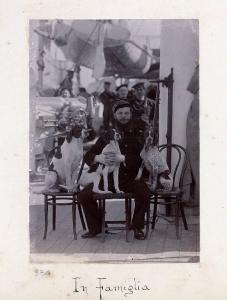 Ritratto maschile - Filippo Camperio con i suoi cani da caccia - Regia nave Liguria - Cina - Shanghai