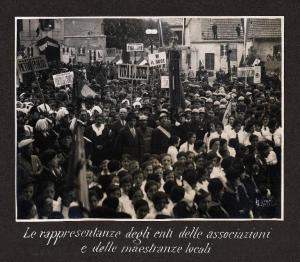 Villasanta - Cerimonia di inaugurazione del Palazzo Comunale - Gruppi giovanili fascisti schierati e rappresentanze delle associazioni e maestranze locali