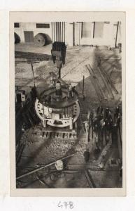 Trieste - Cantiere Navale San Marco - Sollevamento con gru di stabilizzatore antirollio del piroscafo Conte di Savoia