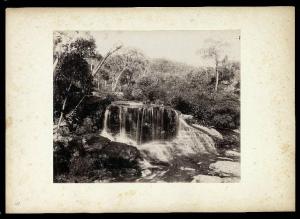 Australia - New South Wales - Corso d'acqua con cascate e passerella in legno